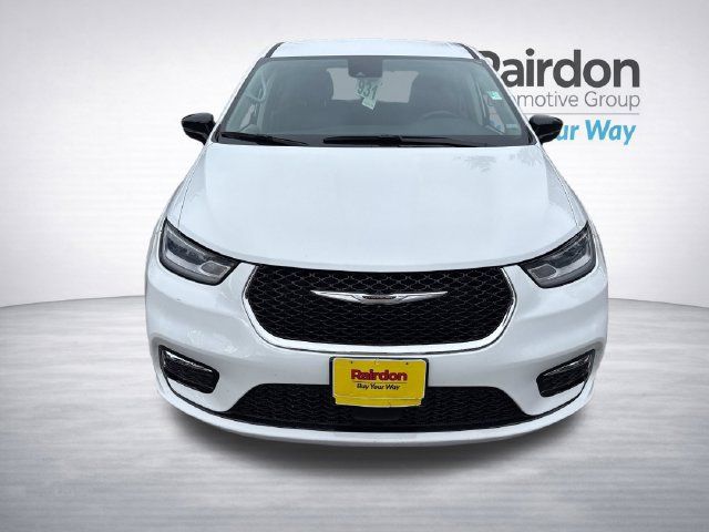 Used 2024 Chrysler Pacifica Limited FWD image 2