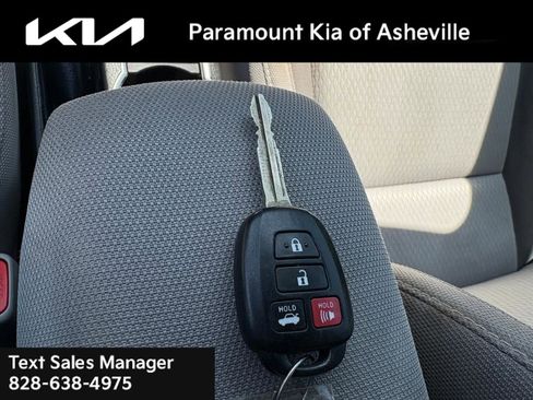 Used 2018 Toyota Corolla LE FWD image 28