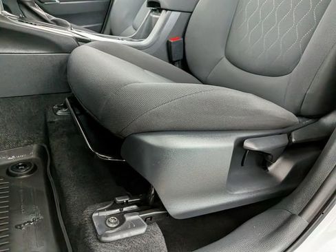 Used 2024 Toyota Corolla Cross LE image 12