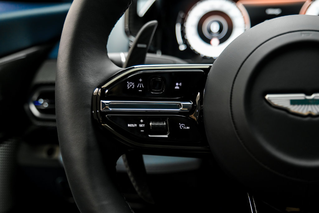 Used 2025 Aston Martin Vanquish RWD image 18