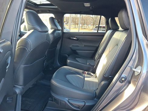 Used 2023 Toyota Highlander XSE AWD/4WD image 12