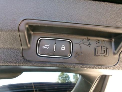 Used 2023 Ford Explorer XLT AWD/4WD image 28