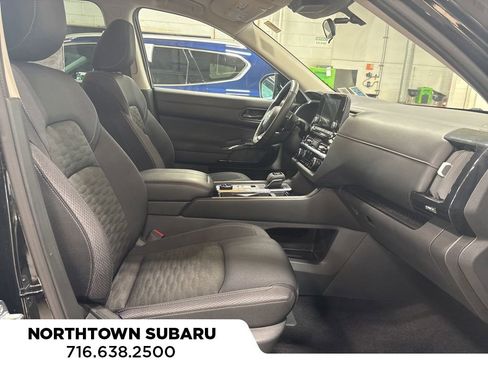 Used 2025 Nissan Pathfinder SV image 9