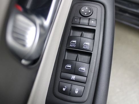 Used 2024 Chrysler Pacifica Limited FWD image 46