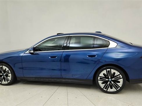 Used 2024 BMW 530i xDrive 530i xDrive w/ Premium Package image 4