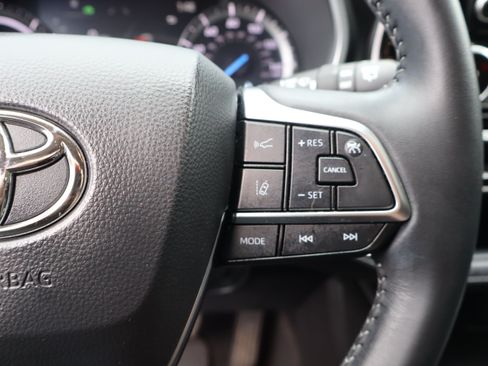 Used 2021 Toyota Highlander XLE AWD/4WD image 36