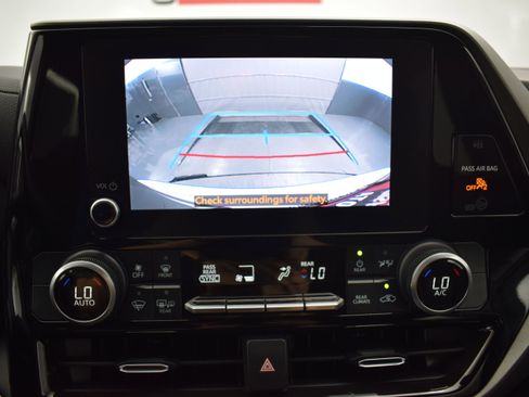 Used 2024 Toyota Highlander LE AWD/4WD image 18