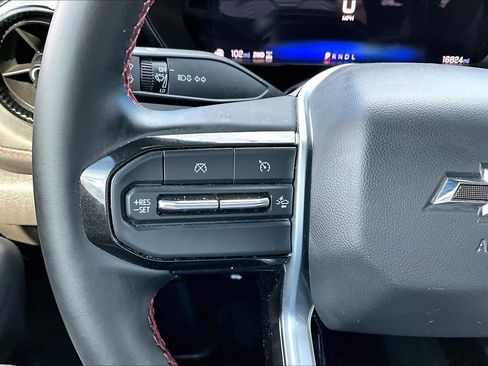 Used 2025 Chevrolet Colorado Z71 w/ Technology Package AWD/4WD image 23