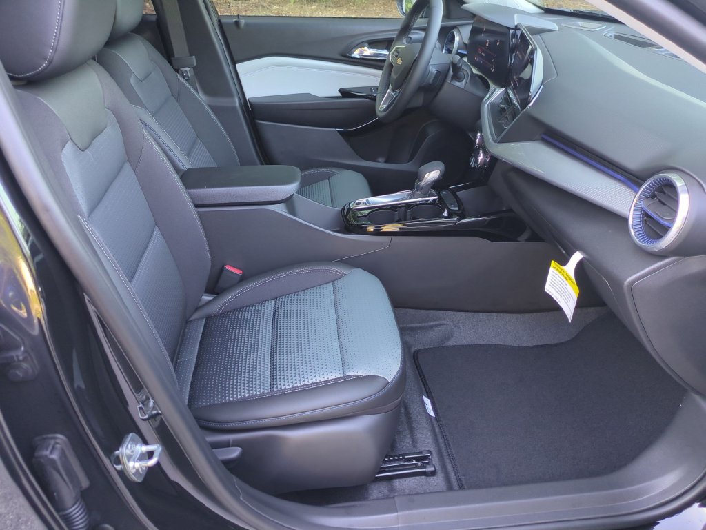 New 2026 Chevrolet Trax LT w/ LT Convenience Package FWD image 35