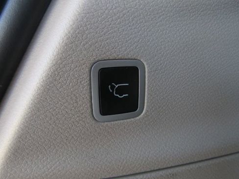 Used 2024 Chrysler Pacifica Touring-L image 27