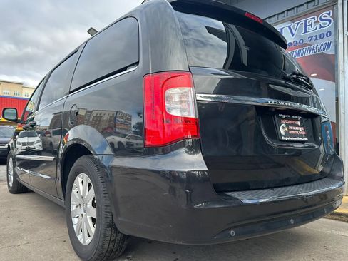 Used 2011 Chrysler Town & Country Touring-L w/ Driver Convenience Group FWD image 5