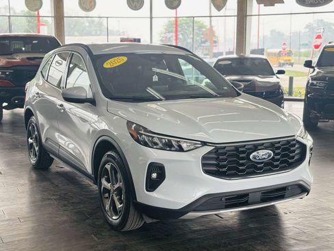 Used 2025 Ford Escape ST-Line Select AWD/4WD image 1