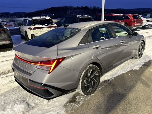 Certified 2025 Hyundai Elantra Limited image 8