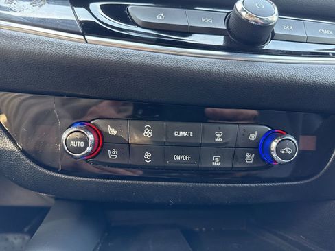 Used 2022 Buick Enclave Premium image 21