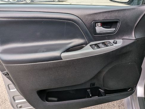 Used 2017 Toyota Sienna SE image 14