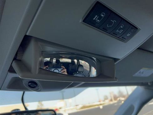 Used 2013 Chrysler Town & Country Touring image 36