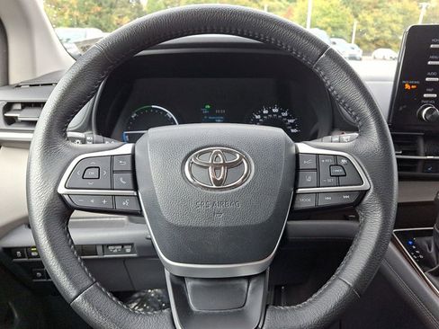 Used 2023 Toyota Sienna XLE image 17