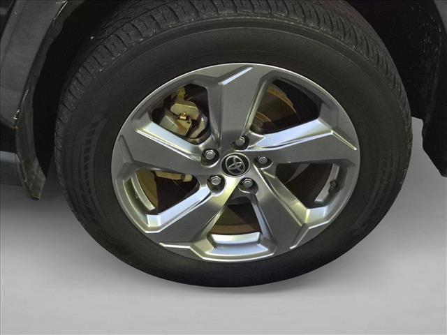 Used 2021 Toyota RAV4 XLE Premium AWD/4WD image 16