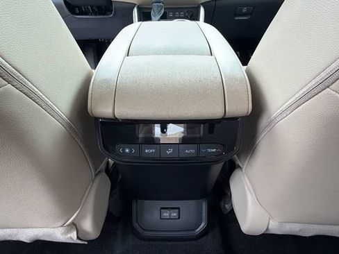 Used 2023 Toyota Highlander XLE AWD/4WD image 25