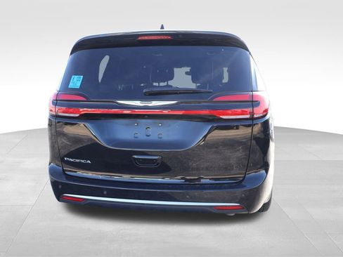 Used 2025 Chrysler Pacifica Select image 16