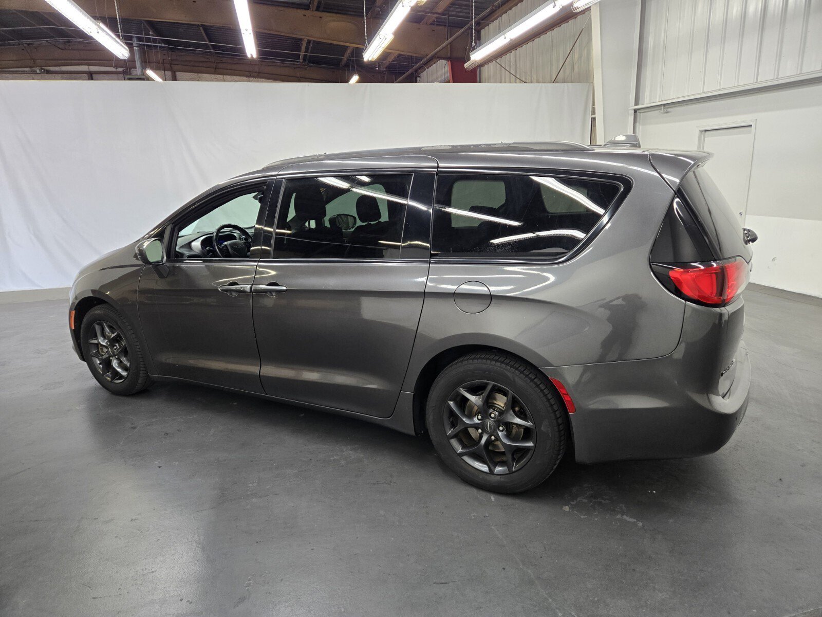 Used 2019 Chrysler Pacifica Touring Plus w/ S Appearance Package FWD image 3