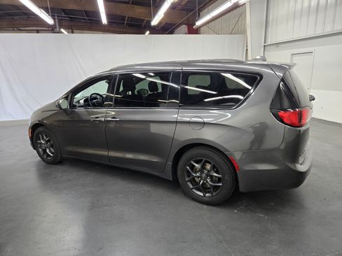Used 2019 Chrysler Pacifica Touring Plus w/ S Appearance Package FWD image 3