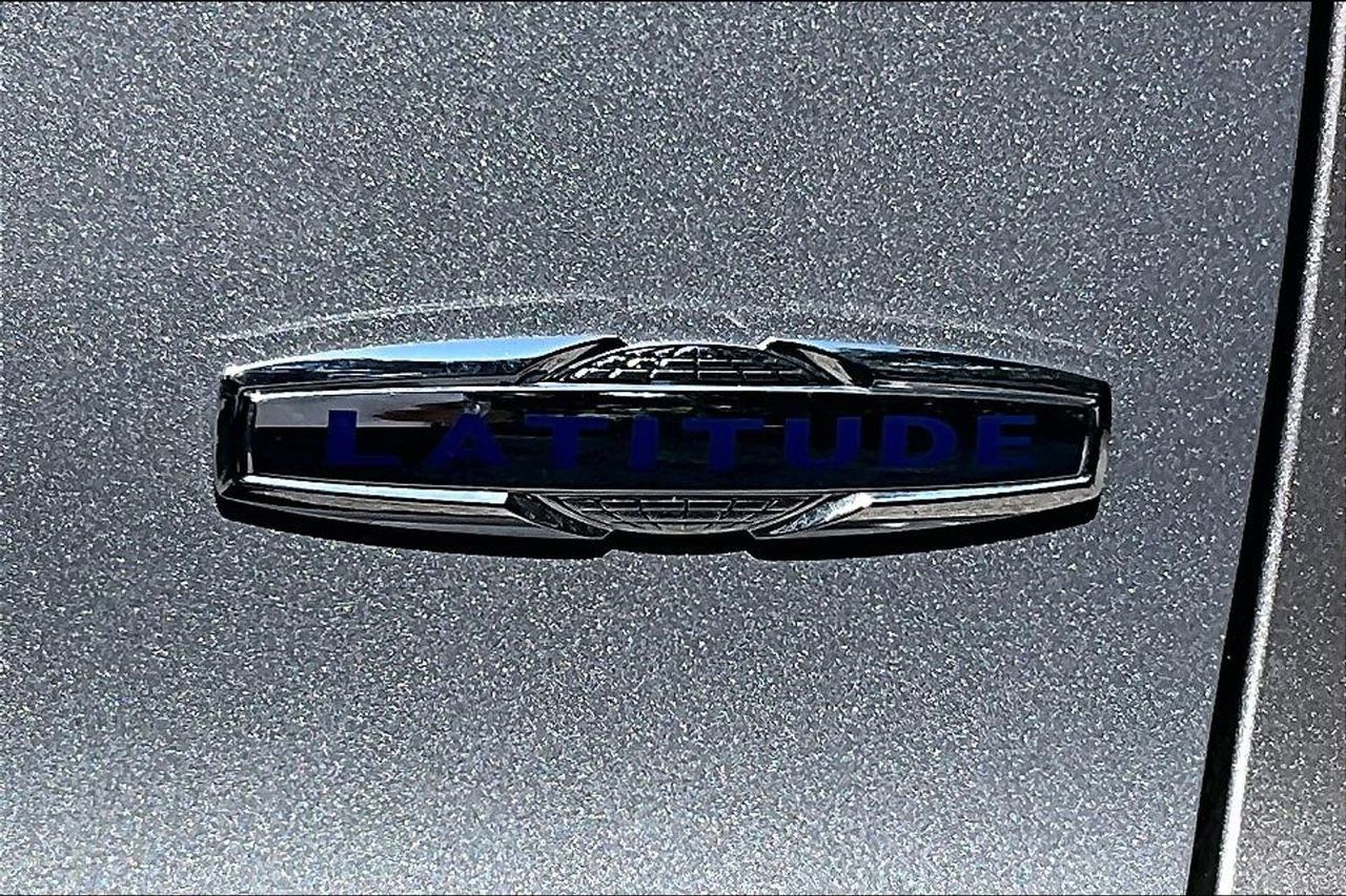 Used 2019 Jeep Cherokee Latitude Plus w/ Comfort/Convenience Group FWD image 21