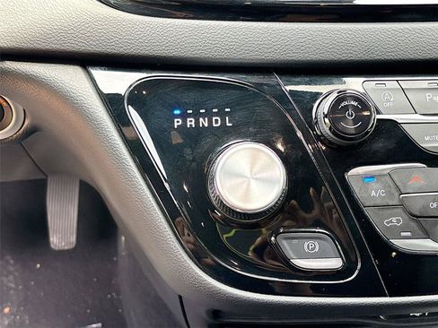 Used 2025 Chrysler Pacifica Select FWD image 16