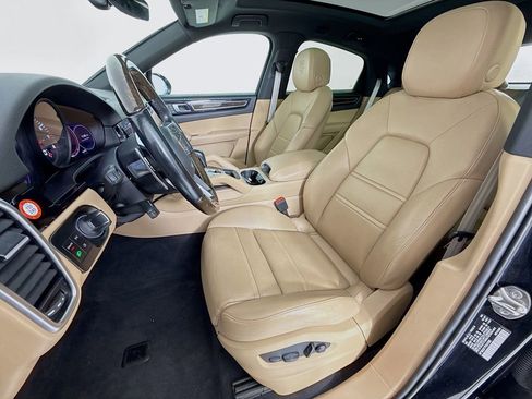 Certified 2023 Porsche Cayenne Platinum Edition image 5