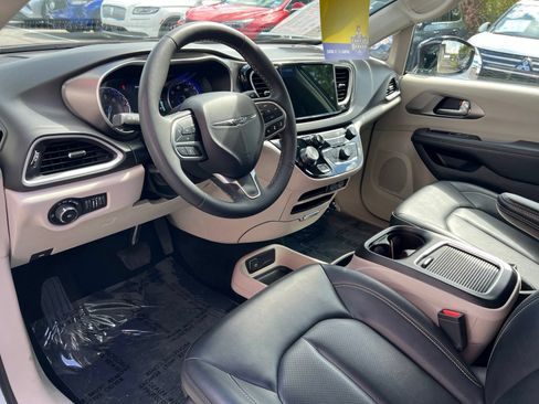 Used 2024 Chrysler Pacifica Touring-L FWD image 26