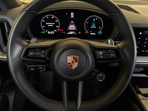 Used 2025 Porsche Cayenne AWD/4WD image 19