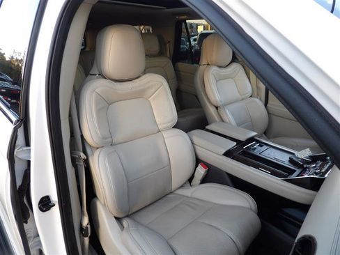 Used 2019 Lincoln Navigator L Reserve image 11