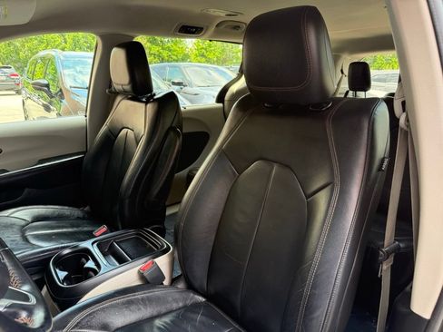 Used 2017 Chrysler Pacifica Touring-L w/ 13 Speaker Alpine Sound Group FWD image 11