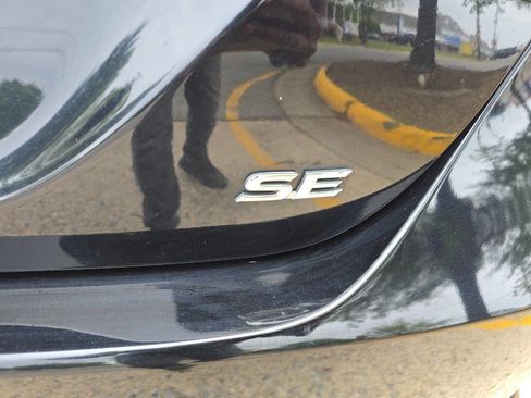 Used 2018 Toyota Camry SE FWD image 7