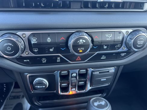 Used 2024 Jeep Wrangler Unlimited Sahara AWD/4WD image 19