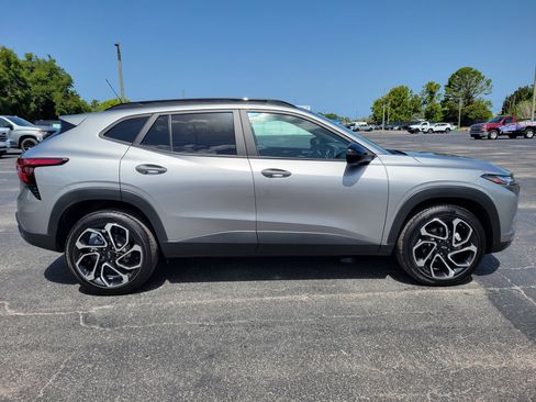 Used 2025 Chevrolet Trax RS w/ Sunroof Package FWD image 4