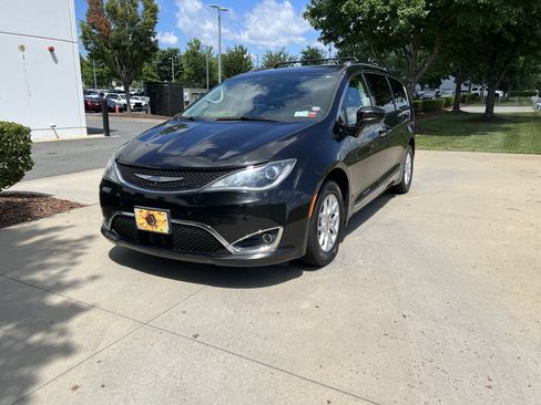 Used 2020 Chrysler Pacifica Touring-L w/ Advanced Safetytec Group FWD image 5