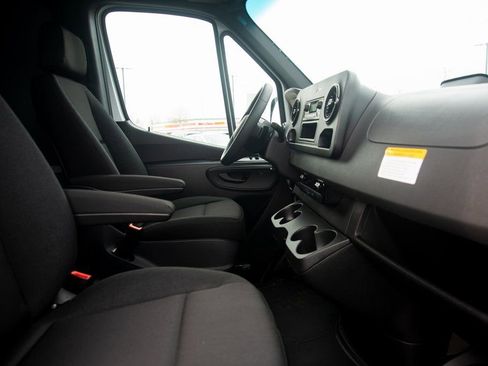 Used 2025 Mercedes-Benz Sprinter 2500 image 35