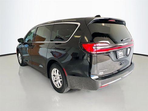 Used 2024 Chrysler Pacifica Touring-L image 10