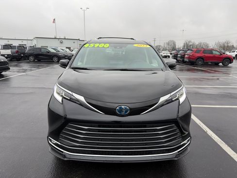Used 2023 Toyota Sienna Limited image 9
