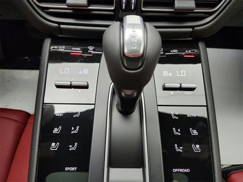 Used 2025 Porsche Macan image 14