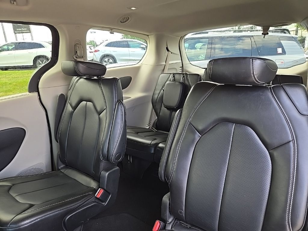 Used 2023 Chrysler Pacifica Touring-L FWD image 31