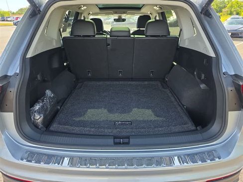 Used 2022 Volkswagen Tiguan SE AWD/4WD image 49