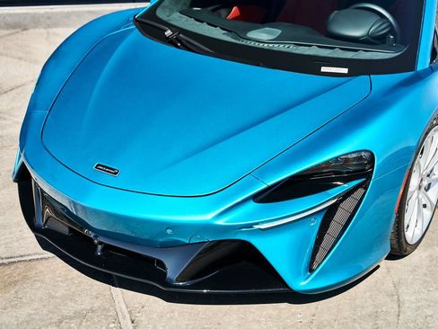 Used 2024 McLaren Artura RWD image 3