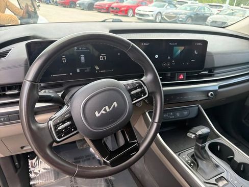 Used 2025 Kia Carnival FWD image 13