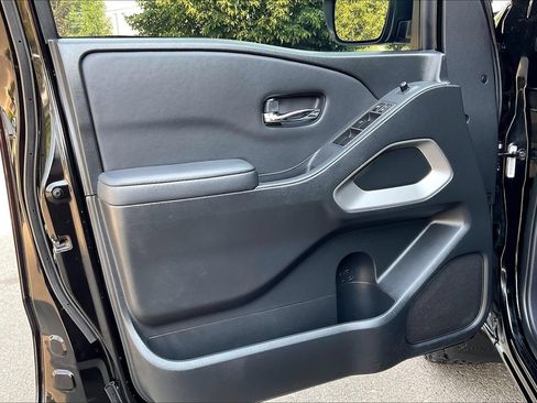 Used 2022 Nissan Frontier SV AWD/4WD image 18