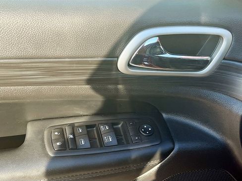 Used 2022 Jeep Grand Cherokee Laredo X image 18