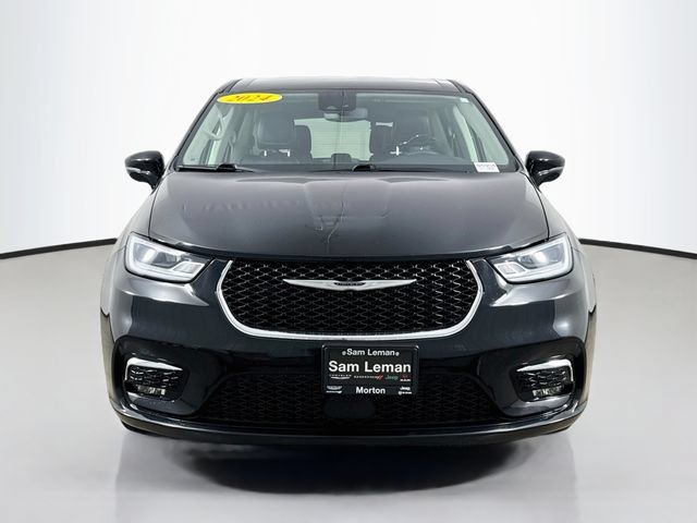 Used 2024 Chrysler Pacifica Touring-L FWD image 2