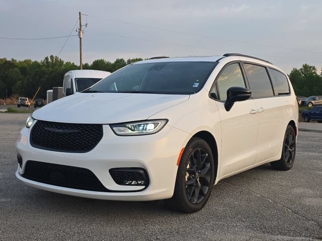 Used 2025 Chrysler Pacifica Limited FWD image 1