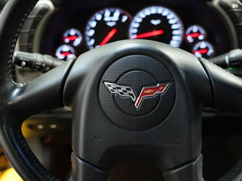 Used 2005 Chevrolet Corvette Convertible w/ Performance Handling Package image 29